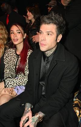 Milan, Milan Women s Fashion Week: Fall Winter 2025 - Women s Fashion, Fall Winter 2025.- Versace fashion show - guests. in the photo: Fedez, Hande Ercel  Copyright: xSimonaxChiocciax xipa-agency.netx xSimonaxChiocciax IPA_Agency_IPA54704343