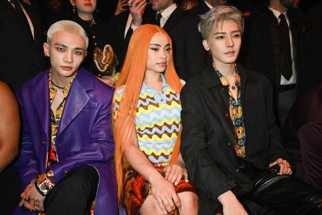 Milan, Milan Women s Fashion Week: Fall Winter 2025 - Women s Fashion, Fall Winter 2025.- Versace fashion show - guests. in the photo: Hyunjin, Ice Spice, Hou Minghao  Copyright: xSimonaxChiocciax xipa-agency.netx xSimonaxChiocciax IPA_Agency_IPA54704402