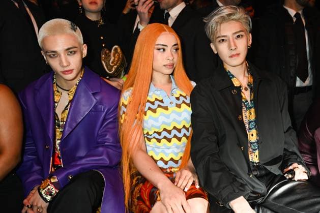 Milan, Milan Women s Fashion Week: Fall Winter 2025 - Women s Fashion, Fall Winter 2025.- Versace fashion show - guests. in the photo: Hyunjin, Ice Spice, Hou Minghao  Copyright: xSimonaxChiocciax xipa-agency.netx xSimonaxChiocciax IPA_Agency_IPA54704406