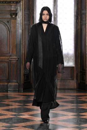 Milan, Milan Women s Fashion Week: Fall Winter 2025 - Women s Fashion, Fall Winter 2025.- Institution by Galib Gassanoff fashion show - catwalk. in the photo: model  Copyright: xSimonaxChiocciax xipa-agency.netx xSimonaxChiocciax IPA_Agency_IPA54709180