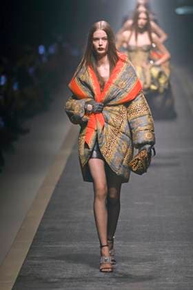 Versace Ready to wear fall winter 2025:26 MILAN February 2025 Versace Ready to wear fall winter 2025:26 MILAN February 2025, Credit:Zeppelin Avalon  Copyright: xZeppelinx xAvalonx 0970439700
