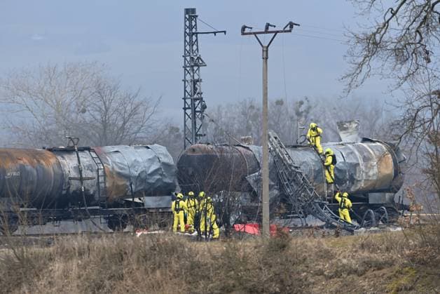 News Themen der Woche KW09 News Bilder des Tages Second day firefighters intervene after fire of a freight train carrying benzol, a highly flammable and toxic liquid, Hustopece nad Becvou, Prerov region, Czech Republic, March 1, 2025. The fire on a tanker train in Hustopece nad Becvou, transporting over 1,000 tonnes of benzene from the DEZA chemical plant in nearby Valasske Mezirici, caused damage worth 125 million crowns. (CTKxPhoto LudekxPerina) CTKPhotoP2025030102791  CTKPhotoP2025030102791