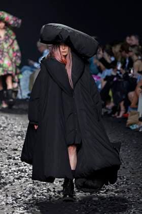 Moschino Ready to wear fall winter 2025:26 MILAN February 2025 Moschino Ready to wear fall winter 2025:26 MILAN February 2025, Credit:Zeppelin Avalon  Copyright: xZeppelinx xAvalonx 0970456227