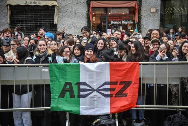 March 1, 2025, Milano: People attend on the occasion of the Dolce & Gabbana s fashion show as part of the Womenswear Fall-Winter 2025 2026 Milan Fashion Week, in Milan, Italy, 01 March 2025. ANSA MATTEO CORNER Milano  - ZUMAa110 20250301_zaf_a110_025 Copyright: xMatteoxCornerx xZ14x