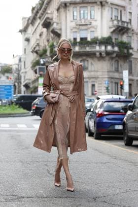 March 1, 2025, Milan, Lombardia, Italy: Milan Womens Fashion Week is taking place from February 25 to March 2, 2025. Fashionistas pose for photographers before the Dolce Gabbana FW 2025-2026 fashion show. Milan Italy - ZUMAt227 20250301_zip_t227_003 Copyright: xMarinaxTakimotox