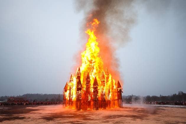 News Themen der Woche KW09 RUSSIA, KALUGA REGION - MARCH 1, 2025: Burning a wooden fortress with 26 meter mill towers during a Maslenitsa Festival in Nikola-Lenivets art park. Sofya Sandurskaya TASS  78757588