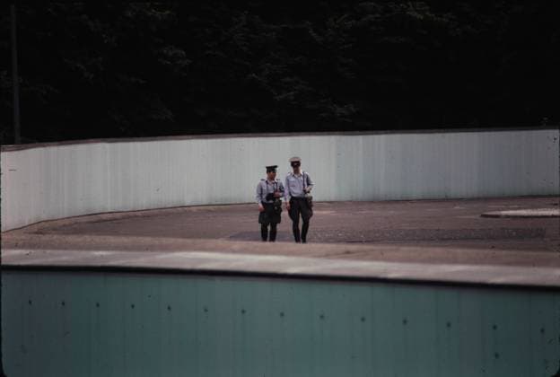 Archivbilder der Woche KW09 Berliner Mauer DEU, 20240101, Aufnahme Berlin,1989 Berliner Mauer , Grenzsoldaten *** Berlin Wall DEU, 20240101, photo Berlin, 1989 Berlin Wall, border guards
