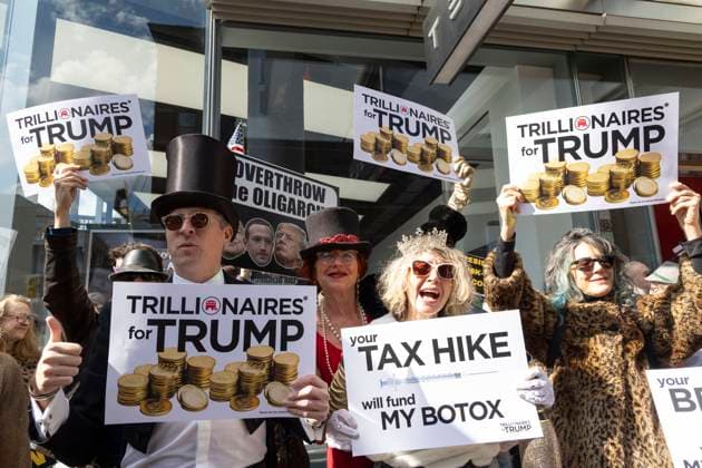 Bilder des Jahres 2025, News 03 März News Themen der Woche KW09 News Bilder des Tages March 1, 2025, New York, New York, USA: Protesters dressed in mock formal wear hold signs that read TRILLIANIAIRES FOR TRUMP with an image of gold coins your TAX HIKE will fund MY BOTOX outside the Tesla store. A group of demonstrators with the activist group Rise & Resist blockade the entrance to the Tesla showroom in a non-violent act of civil disobedience and are arrested by NYPD. Outside hundreds of protesters fill the street in ManhattanÃ¢â‚¬â ¢s Meatpacking District. The Pull the Plug on Elon protest calls for a Tesla boycott, the prosecution of Musk and his team for data breaches, and for the courts to end Musk and DOGE s access to classified information. New York USA - ZUMAr174 20250301_znp_r174_030 Copyright: xGinaxMxRandazzox