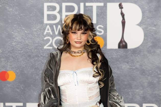 Bilder des Jahres 2025, Entertainment 03 März Brit Awards 2025 Arrivals Celebs and guests attend the Brit Awards 2025 at the 02 Arena Featuring: Lola Young Where: London, United Kingdom When: 01 Mar 2025 Credit: Phil Lewis WENN London United Kingdom Copyright: xPhilxLewis WENNx wenn40282099 PLAAx wenn40282099