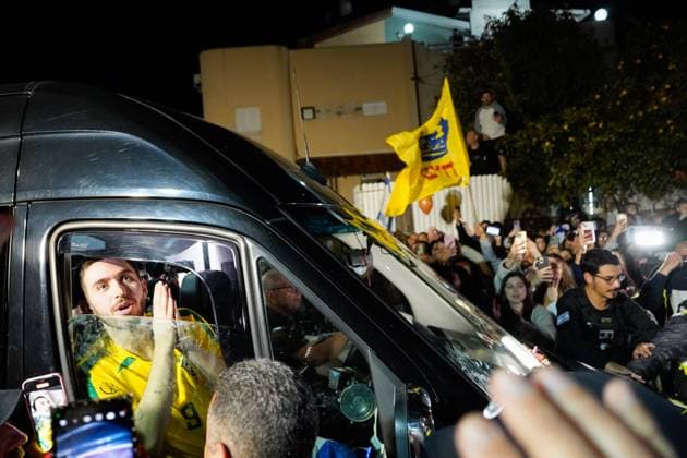 Bilder des Jahres 2025, News 03 März News Themen der Woche KW09 News Bilder des Tages Israeli Hostage Omer Shem Tov Return Home Omer Shem Tov, who is released from Hamas captivity after more than 500 days, thanks the crowds that come to celebrate his return in Herzliya, Israel, on March 1, 2025. Herzliya Israel  Copyright: xSharonxEilonx originalFilename: eilon-notitle250301_npvnZ.jpg