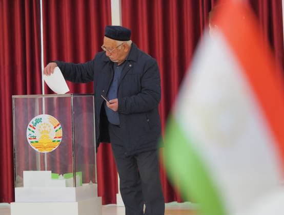 News Themen der Woche KW09 (250302) -- DUSHANBE, March 2, 2025 -- A voter casts his ballot at a polling station in Dushanbe, Tajikistan, March 2, 2025. Voting in the elections for the lower house of Tajikistan s parliament began at 6:00 a.m. local time (0100 GMT) on Sunday. ) TAJIKISTAN-DUSHANBE-LOWER HOUSE OF PARLIAMENT-ELECTIONS ZhaoxYu 