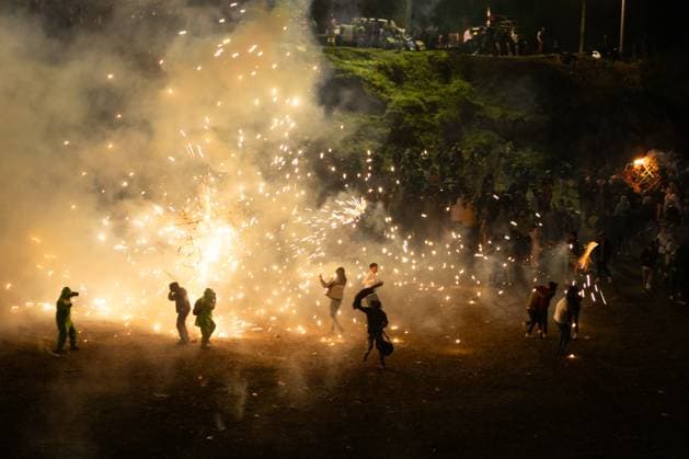 News Bilder des Tages March 2, 2025, San Lorenzo Huitzizilapan, Estado De Mexico, Mexico: Celebration of the carnival of San Lorenzo Huitzizilapan, where the so-called toritos and monumental fireworks are lit to represent the burning of evil. San Lorenzo Huitzizilapan Mexico - ZUMAl178 20250302_znp_l178_015 Copyright: xCristianxLeyvax