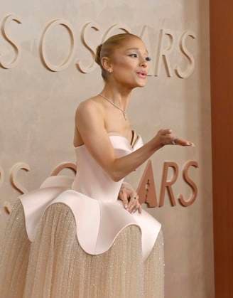 Ariana Grande arrives on the red carpet for the 97th Academy Awards in the Hollywood section of Los Angeles on Sunday, March 2, 2025.  LAP20250302351 JIMxRUYMEN