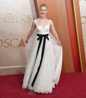 Elle Fanning arrives on the red carpet for the 97th Academy Awards in the Hollywood section of Los Angeles on Sunday, March 2, 2025.  LAP20250302357 JIMxRUYMEN