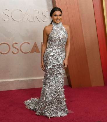 Mindy Kaling arrives on the red carpet for the 97th Academy Awards in the Hollywood section of Los Angeles on Sunday, March 2, 2025.  LAP20250302363 JIMxRUYMEN