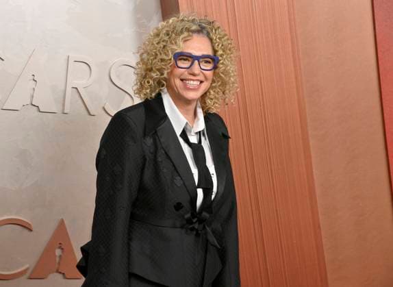 Cindy Lee arrives on the red carpet for the 97th Academy Awards in the Hollywood section of Los Angeles on Sunday, March 2, 2025.  LAP20250302376 JIMxRUYMEN