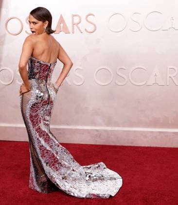Halle Berry arrives on the red carpet for the 97th Academy Awards in the Hollywood section of Los Angeles on Sunday, March 2, 2025.  LAP20250302849 JOHNxANGELILLO