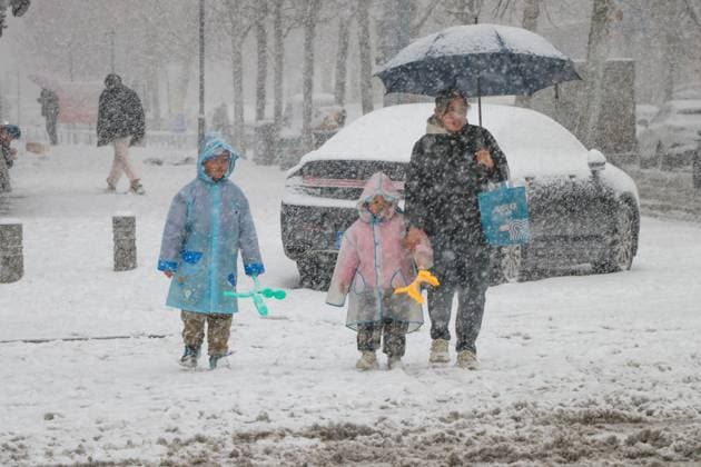 News Themen der Woche KW09 China, heftige Schneefälle in Jinan JINAN, CHINA - MARCH 02: Passengers walk in snow on March 2, 2025 in Jinan, Shandong Province of China. The city activated a red alert for blizzards after a maximum hourly snowfall of about 8 millimeters occurred in some regions.  Copyright: xVCGx 111552006602