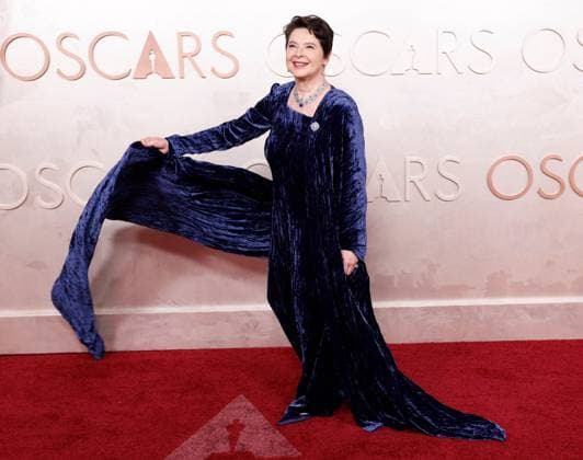 97. OSCARS Academy Awards, Die schönsten Outfits Isabella Rossellini arrives on the red carpet for the 97th Academy Awards in the Hollywood section of Los Angeles on Sunday, March 2, 2025.  LAP20250302878 JOHNxANGELILLO