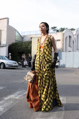 Mailand Fashion Week, Streetstyle MFW 2025 Moschino street style in Milan, Italy - 28 Feb 2025 A fashionista poses for photographers in street style before the Moschino FW 2025 - 2026 fashion show. Milan Womens Fashion Week is taking place from February 25 to March 3, 2025 in Milan, Italy Milan Italy Copyright: xTakimotoxMarinax xSOPAxImagesx 649A4266-b