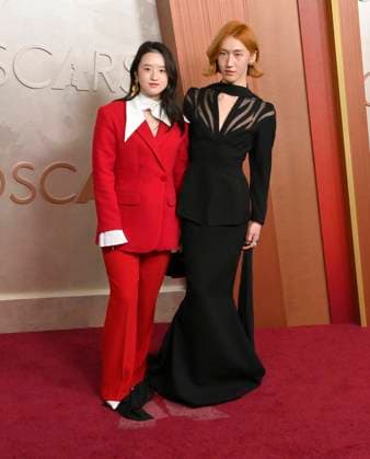 Kukombo (on the right) arrives on the red carpet for the 97th Academy Awards in the Hollywood section of Los Angeles on Sunday, March 2, 2025.  LAP20250302471 JIMxRUYMEN