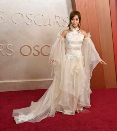 Leenda Dong arrives on the red carpet for the 97th Academy Awards in the Hollywood section of Los Angeles on Sunday, March 2, 2025.  LAP20250302476 JIMxRUYMEN