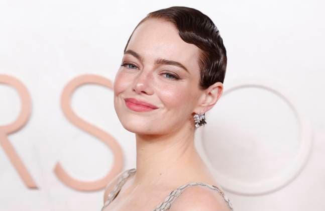 Emma Stone arrives on the red carpet for the 97th Academy Awards in the Hollywood section of Los Angeles on Sunday, March 2, 2025.  LAP202503029007 JOHNxANGELILLO