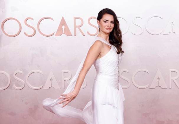 Penelope cruz arrives on the red carpet for the 97th Academy Awards in the Hollywood section of Los Angeles on Sunday, March 2, 2025.  LAP202503029013 JOHNxANGELILLO