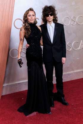 March 2, 2025, Hollywood, California, USA: (L-R) Miley Cyrus and Maxx Morando on the red carpet of the 97th Annual Academy Awards on Sunday March 2, 2025 at the Dolby Theater in Hollywood, California. BURT HARRIS BNS PI Hollywood USA - ZUMAp124 20250302_zaa_p124_274 Copyright: xBurtxHarrisx