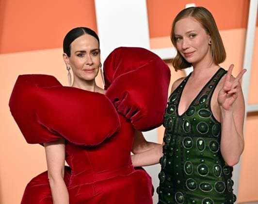 Bilder des Jahres 2025, Entertainment 03 März Entertainment Themen der Woche KW09 Sarah Paulson (L) and Hannah Einbinder arrive for the Vanity Fair Oscar Party at the Wallis Annenberg Center for the Performing Arts in Beverly Hills, California on Sunday, March 2, 2025.  LAP20250302904 CHRISxCHEW