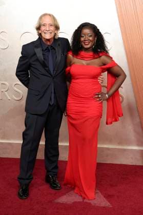 John Bloom with companion at the 2025 97th Annual Academy Awards at the Dolby Theatre Los Angeles, 02 03 2025 Foto:xJ.xBlocx xFuturexImagex oscars_5607