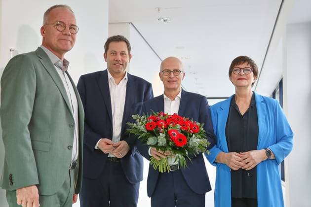 News Themen der Woche KW10 News Bilder des Tages Berlin, Deutschland, 03.03.2025: Willy-Brandt-Haus: SPD-Vorstandssitzung: Der Erste Bürgermeister von Hamburg Peter Tschentscher (2. v. Rechts) bekommt nach dem Erfolg bei der Bürgerschaftswahl Blumen von (L-R) Matthias Miersch, Lars Klingbeil, Saskia Esken *** Berlin, Germany, 03 03 2025 Willy Brandt Haus SPD board meeting The First Mayor of Hamburg Peter Tschentscher 2 from right receives flowers from L R Matthias Miersch, Lars Klingbeil, Saskia Esken after his success in the parliamentary elections Copyright: xdtsxNachrichtenagenturx dts_61389