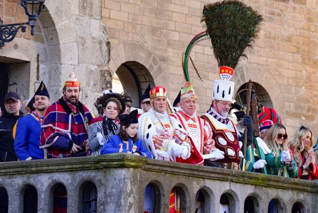 Bilder des Jahres 2025, News 03 März News Themen der Woche KW10 News Bilder des Tages Koelner Karneval, Rosenmontagszug 2025 Das Koelner Dreigestirn 2025 mit Prinz Rene (Rene Kloever), Bauer Michael (Michael Samm) und Jungfrau Marlis (Hendrik Ermen) feiern auf dem Balkon der Severinstorburg zu Beginn des Rosenmontagszug 2025, Koeln, 03.03.2025 Koeln NRW Deutschland *** Cologne Carnival, Rosenmontagszug 2025 The Cologne triumvirate 2025 with Prince Rene Rene Kloever , Farmer Michael Michael Samm and Maid Marlis Hendrik Ermen celebrate on the balcony of the Severinstorburg at the beginning of the Rosenmontagszug 2025, Cologne, 03 03 2025 Cologne NRW Germany