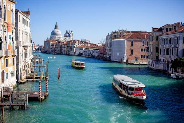 Italien, Venetien, Venedig 03.03.2025, Italien, ITA, Venetien, Venedig, im Bild Venedig, Stadtansichten, Touristen, Reisefeature, Karneval, Masken, maskiert, venezianisch, Reise, Venedig, Venezia, Venetien, Stadtansicht, Campanile, Canale Grande, Markusplatz, Markuskirche, Touristen, Gondel, Gondolere, Faehre, Motorboot, Wassertaxi, Vaporetto, Adria, Lagune, Pfahlbauten, Bruecke, Rialtobruecke, La Gondola, Dogenpalast, Italien, Creativ, Kreativ Venetien *** Italy, Veneto, Venice 03 03 2025, Italy, ITA, Veneto, Venice, in the picture Venice, city views, tourists, travel feature, carnival, masks, masked, Venetian, travel, Venice, Venezia, Veneto, city view, Campanile, Grand Canal, St. Marks Square, St. Marks Church, tourists, gondola, gondoli Italien, Venedig, 03.03.2025-52