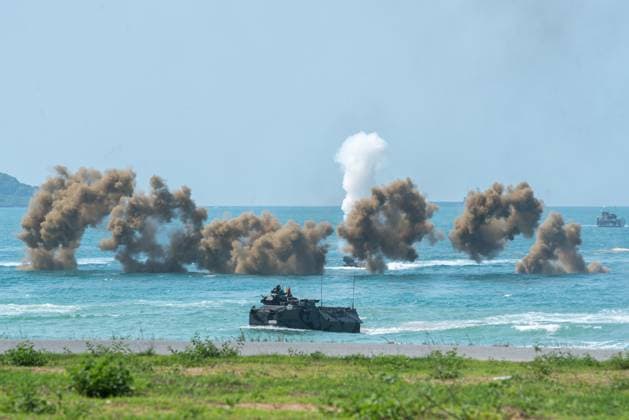 Bilder des Jahres 2025, News 03 März News Themen der Woche KW10 News Bilder des Tages Cobra Gold 2025 military exercises in Chonburi, Thailand - 03 Mar 2025 South Korea Amphibious assault vehicles fire smoke screen during an amphibious assault exercise as part of the Cobra Gold 2025 joint military exercise at the military base in Sattahip, Chonburi. The Cobra Gold exercise is the largest joint multilateral military exercise in Southeast Asia, co-hosted annually in Thailand by the Royal Thai Armed Forces (RTARF) and the U.S. Indo-Pacific Command. Chonburi Thailand Copyright: xPeeraponxBoonyakiatx xSOPAxImagesx CobraGold2025-3