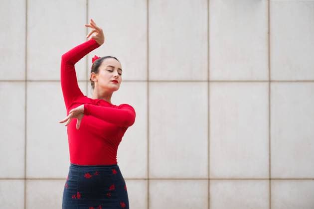 Young woman dancing flamenco in traditional red and navy dress Madrid, Community of Madrid, Spain CR_CRVI250227-1662833-01 ,model released, Symbolfoto