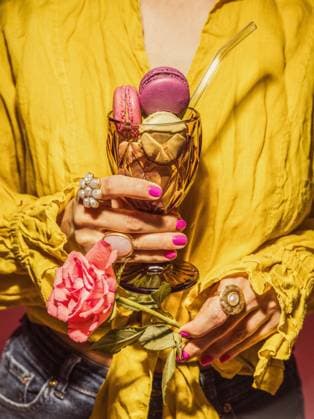 Creative Highlights Symbolfotos Woman holding a glass with macaroons Timi?oara, Timi?, Romania CR_YKTW250228-1671706-01