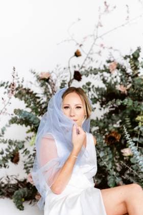 Creative Highlights Symbolfotos Elegant bride in a white gown with a blue veil, surrounded by fl United States, Colorado, Denver R_FBJQ250302A-1545232-01 ,model released, Symbolfoto