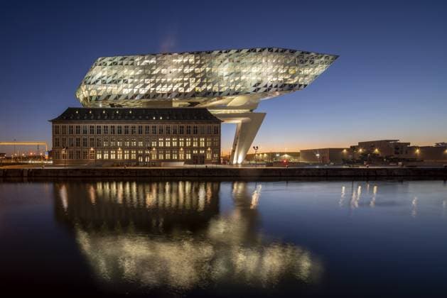Antwerpen, Port House bzw. Havenhuis, 2016 fertiggestellt, Entwurf: Zaha Hadid Antwerp, Port House or Havenhuis, completed in 2016, design: Zaha Hadid Copyright: imageBROKER FlorianxMonheim iblflm12736079.jpg