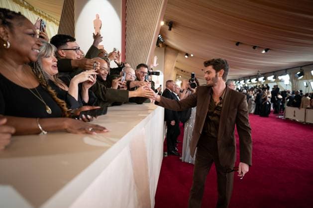 Andrew Garfield arrives on the red carpet of the 97th OscarsÂ® at the DolbyÂ® Theatre at Ovation Hollywood on Sunday, March 2, 2025. Los Angeles CA USA  34776348PLX