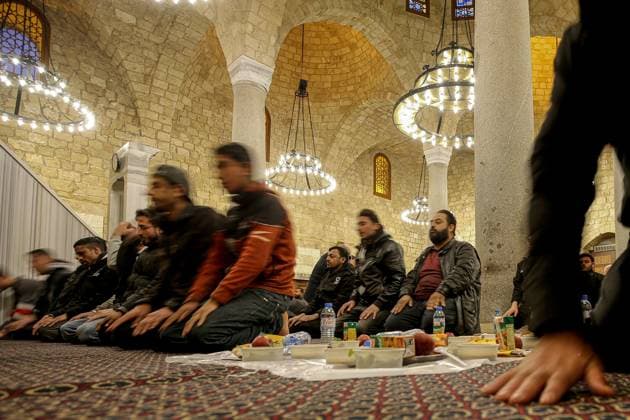 News Themen der Woche KW10 March 3, 2025, Beirut, Beirut, Lebanon: Lebanese Muslims performs dusk prayer after breaking their fast (Iftar) during a free meal at a local mosque in Beirut. Muslims in Lebanon and the Middle East are observing the holy month of Ramadan under exceptional circumstances. The country, which is experiencing a significant political transition and is in the midst of a fragile ceasefire with Israel, hopes for Ramadan to be a period of calm. Muslim faithful abstain from drinking and eating from dawn to dusk during the holy month of Ramadan. Beirut Lebanon - ZUMAn313 20250303_zip_n313_009 Copyright: xMarwanxNaamanix