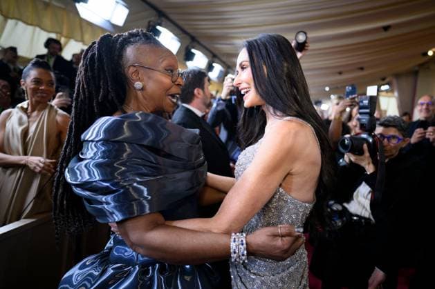 Bilder des Jahres 2025, Entertainment 03 März Whoopi Goldberg and Demi Moore arrive on the red carpet of the 97th OscarsÂ® at the DolbyÂ® Theatre at Ovation Hollywood on Sunday, March 2, 2025. Los Angeles CA USA  34776412PLX