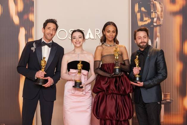 Bilder des Jahres 2025, Entertainment 03 März Adrien Brody, Mikey Madison, Zoe Saldana and Kieran Cullen pose backstage with their OscarsÂ® at the live ABC Telecast of the 97th OscarsÂ® at DolbyÂ® Theatre at Ovation Hollywood on Sunday, March 2, 2025. Los Angeles CA USA  34776432PLX