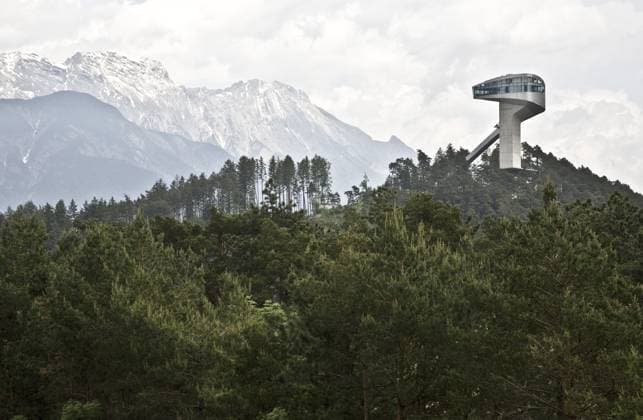 Österreich Innsbruck Bergisel-Sprungschanze v W Zaha Hadid 2004 Fernblick Austria Innsbruck Bergisel ski jump v W Zaha Hadid 2004 distant view Copyright: imageBROKER FlorianxMonheim iblflm12744155.jpg