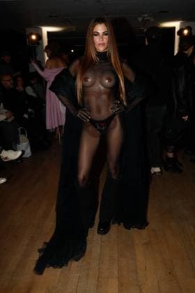 Front row during the Weinsanto Womenswear Ready To Wear Fall Winter 2025 20266 show during Paris Fashion Week PFW Clara Berry wears a fake silicone breast on the front row of the Weinsanto Womenswear Ready To Wear Fall Winter 2025 20266 show during Paris Fashion Week PFW , in Paris, France, on March 3, 2025 Christophe Clovis Bestimage Celebs during the Weinsanto Womenswear Ready To Wear Fall Winter 2025 20266 show during Paris Fashion Week PFW , in Paris, France, on March 3, 2025 Paris France  Copyright: xChristophexClovisx xBestimagexChristophexClovisx xBestimagex