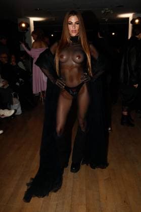 Front row during the Weinsanto Womenswear Ready To Wear Fall Winter 2025 20266 show during Paris Fashion Week PFW Clara Berry wears a fake silicone breast on the front row of the Weinsanto Womenswear Ready To Wear Fall Winter 2025 20266 show during Paris Fashion Week PFW , in Paris, France, on March 3, 2025 Christophe Clovis Bestimage Celebs during the Weinsanto Womenswear Ready To Wear Fall Winter 2025 20266 show during Paris Fashion Week PFW , in Paris, France, on March 3, 2025 Paris France  Copyright: xChristophexClovisx xBestimagexChristophexClovisx xBestimagex