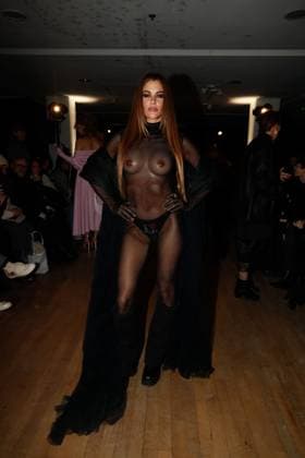 Front row during the Weinsanto Womenswear Ready To Wear Fall Winter 2025 20266 show during Paris Fashion Week PFW Clara Berry wears a fake silicone breast on the front row of the Weinsanto Womenswear Ready To Wear Fall Winter 2025 20266 show during Paris Fashion Week PFW , in Paris, France, on March 3, 2025 Christophe Clovis Bestimage Celebs during the Weinsanto Womenswear Ready To Wear Fall Winter 2025 20266 show during Paris Fashion Week PFW , in Paris, France, on March 3, 2025 Paris France  Copyright: xChristophexClovisx xBestimagexChristophexClovisx xBestimagex