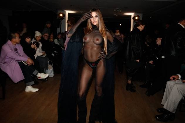 Front row during the Weinsanto Womenswear Ready To Wear Fall Winter 2025 20266 show during Paris Fashion Week PFW Clara Berry wears a fake silicone breast on the front row of the Weinsanto Womenswear Ready To Wear Fall Winter 2025 20266 show during Paris Fashion Week PFW , in Paris, France, on March 3, 2025 Christophe Clovis Bestimage Celebs during the Weinsanto Womenswear Ready To Wear Fall Winter 2025 20266 show during Paris Fashion Week PFW , in Paris, France, on March 3, 2025 Paris France  Copyright: xChristophexClovisx xBestimagexChristophexClovisx xBestimagex