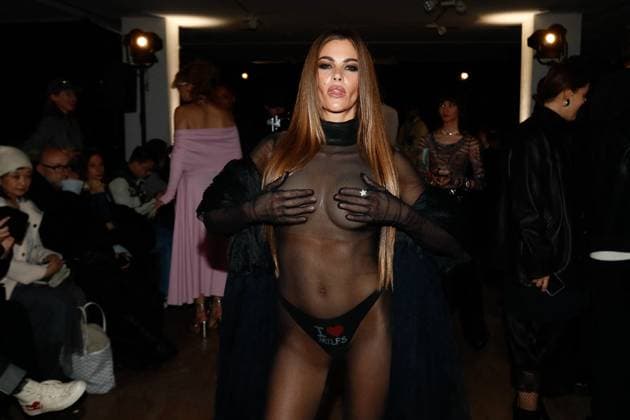 Front row during the Weinsanto Womenswear Ready To Wear Fall Winter 2025 20266 show during Paris Fashion Week PFW Clara Berry wears a fake silicone breast on the front row of the Weinsanto Womenswear Ready To Wear Fall Winter 2025 20266 show during Paris Fashion Week PFW , in Paris, France, on March 3, 2025 Christophe Clovis Bestimage Celebs during the Weinsanto Womenswear Ready To Wear Fall Winter 2025 20266 show during Paris Fashion Week PFW , in Paris, France, on March 3, 2025 Paris France  Copyright: xChristophexClovisx xBestimagexChristophexClovisx xBestimagex