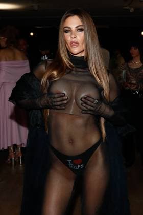 Front row during the Weinsanto Womenswear Ready To Wear Fall Winter 2025 20266 show during Paris Fashion Week PFW Clara Berry wears a fake silicone breast on the front row of the Weinsanto Womenswear Ready To Wear Fall Winter 2025 20266 show during Paris Fashion Week PFW , in Paris, France, on March 3, 2025 Christophe Clovis Bestimage Celebs during the Weinsanto Womenswear Ready To Wear Fall Winter 2025 20266 show during Paris Fashion Week PFW , in Paris, France, on March 3, 2025 Paris France  Copyright: xChristophexClovisx xBestimagexChristophexClovisx xBestimagex